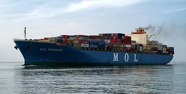 Container-Frachter - Bremen sehenswert - distant places
