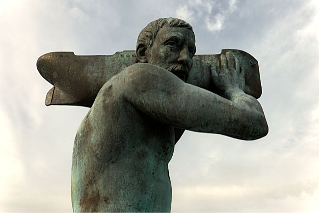 Christopherus ist u. a. der Schutzpatron der Seefahrer. Die Statue ist eine Gemeinschaftsarbeit des Bildhauers Claus Lindner und des Malers sowie Zeichners Hans-Ruprecht Leiß - Bremen sehenswert - distant places