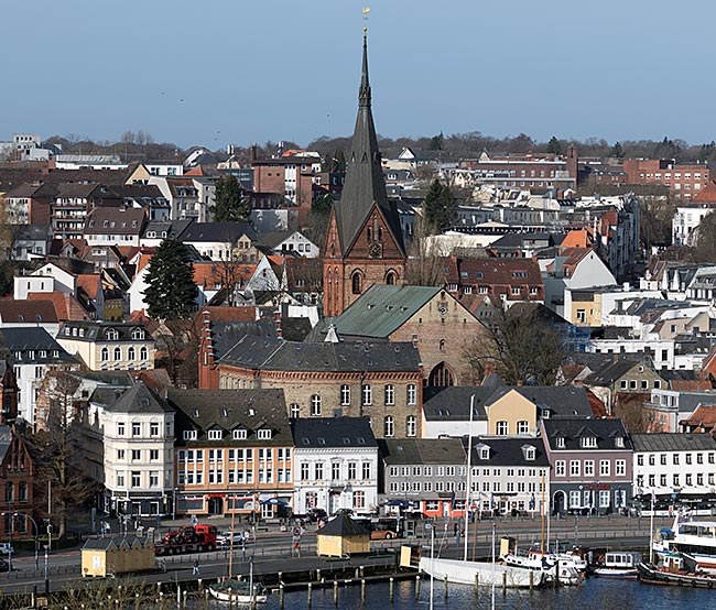 Blick vom Kapitänsviertel auf die St. Marien-Kirche in der Norderstraße in Flensburg - Bremen sehenswert - distant places