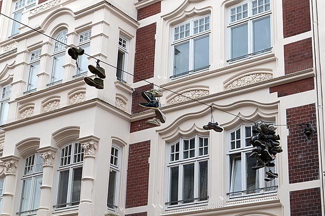 Flensburg, hängende Schuhe in der Norderstraße - Bremen sehenswert - distant places