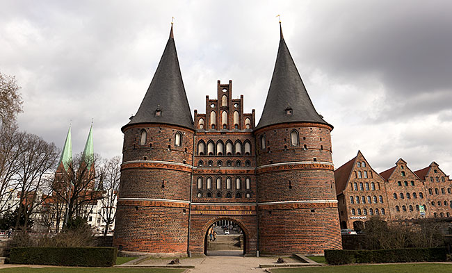 Holstentor in Lübeck mit Salzspeicher und und der Marienkirche - Bremen sehenswert - distant places