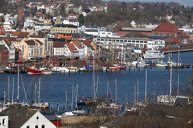 Blick vom Kapitänsviertel auf den historischen Hafen in Flensburg - Bremen sehenswert - distant places