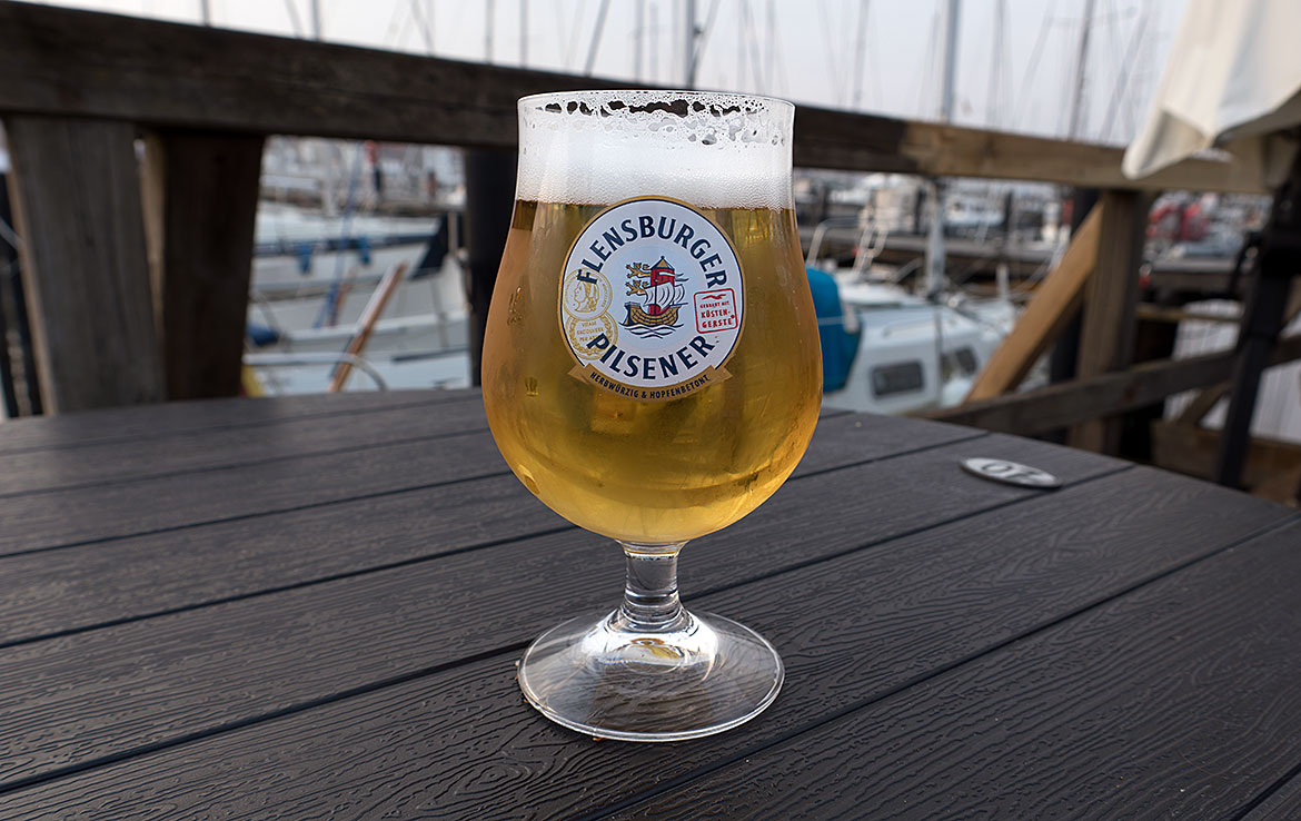 Flensburger Pilsener am historischen Hafen - Bremen Travel Guide - Bremen sehenswert