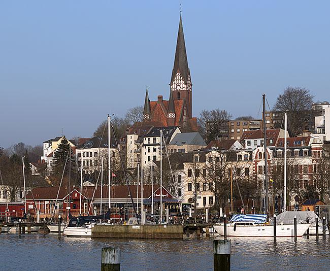 Blick über den historischen Hafen auf das Kapitänsviertel mit der St. Jürgen-Kirche - Bremen sehenswert - distant places