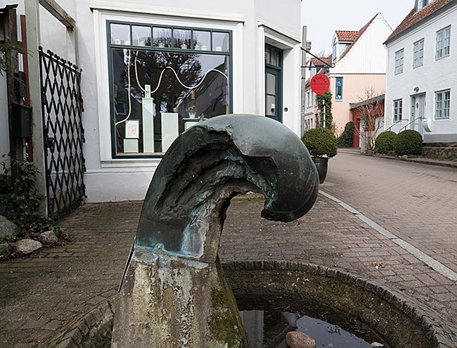 Kunstwerk Die Welle von Uwe Appold 1987 im Kapitänsviertel - Bremen sehenswert - distant places