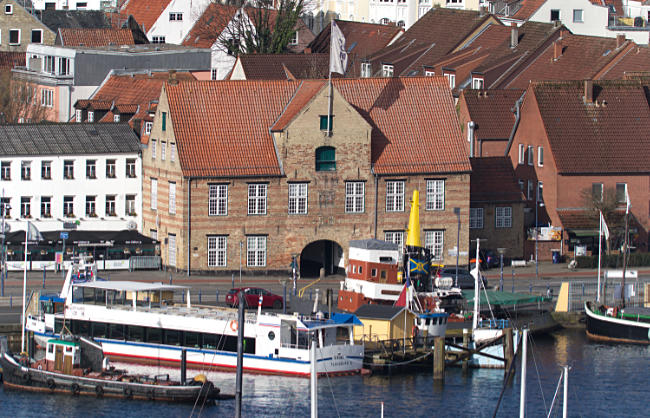 Kompagnietor am historischen Hafen - Bremen sehenswert - distant places