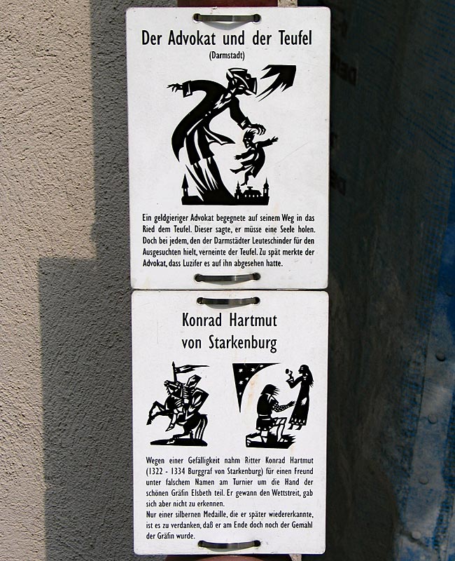 Heppenheim - Small plaques attached either to the lamp posts or house walls