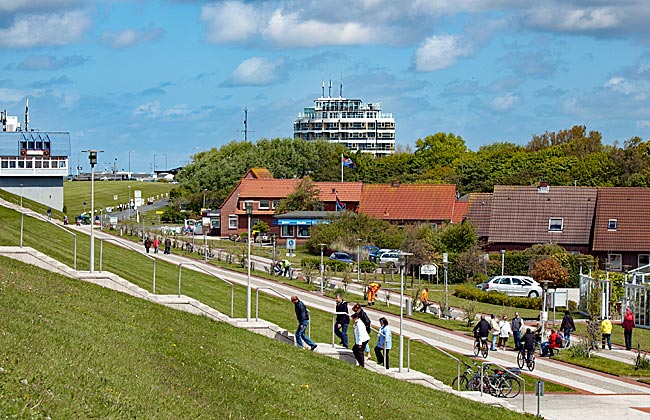 Norden-Norddeich - And up we go onto the dike