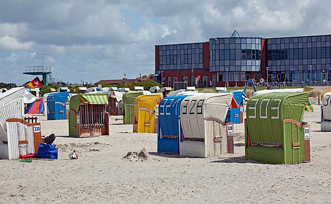 Norden-Norddeich - Artificially created sandy beach in front of the Haus des Gastes