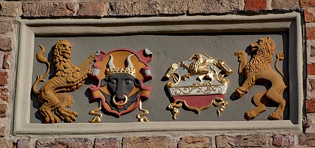 Rostock - Steintor - A small inset rectangle displays both the city and state coats of arms