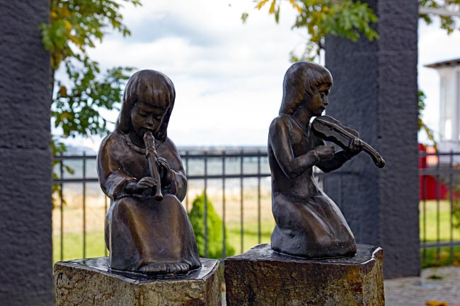 Rügen - Binz - Bronze sculptures on the promenade