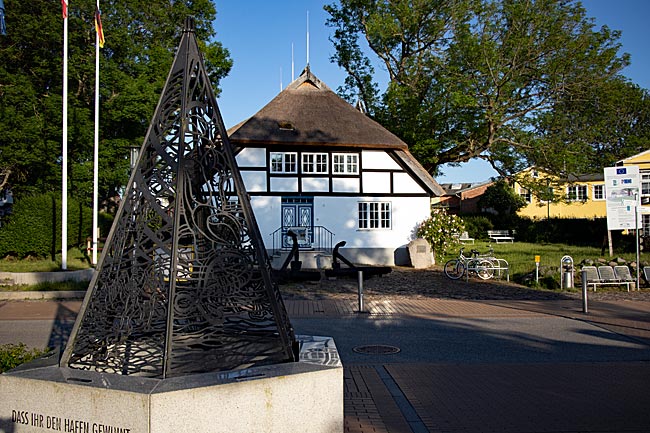Rügen - Göhren - the Heimatmuseum; in the foreground: the Sagenbrunnen (legendary fountain) inaugurated on July 19, 2007, featuring a quote from Johannes Kienau in its base, who wrote under the pseudonym Gorch Fock and perished as a sailor of the torpedo boat Wiesbaden during the Skagerrak Sea Battle on May 31/June 1, 1916