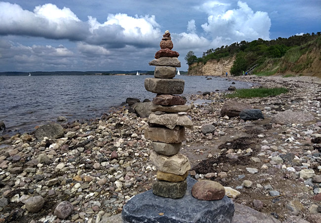 Rügen - Mönchgut - On the Greifswalder Bodden, just behind the high cliffs to the right, we enter the Havling