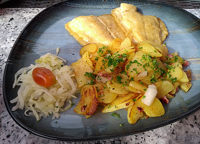 Rügen - Plaice fillet with fried potatoes