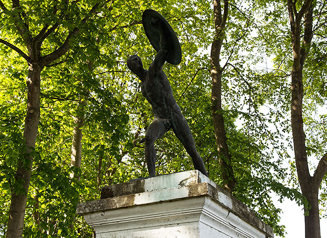 Rügen - Probably overlooked by most visitors: one of two pedestal figures at a forgotten entrance in Putbus