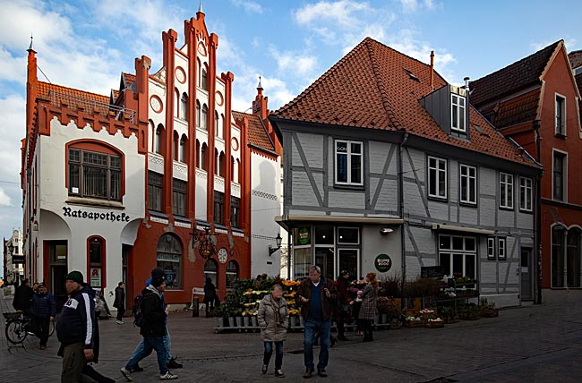 Wismar - One entrance to the Market Square leads past the former city-owned Ratsapotheke, which was mentioned in documents as early as 1336. The building was renovated in 1902