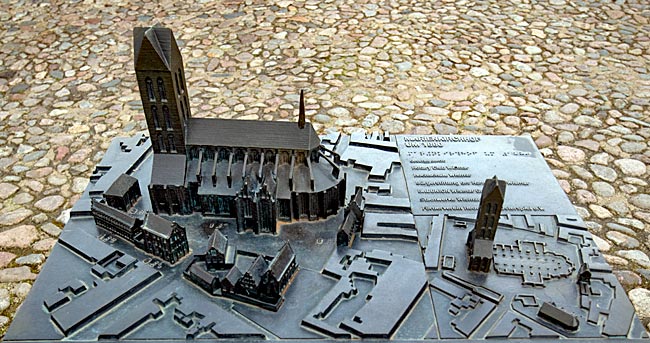 Wismar - The bronze model at the Forum shows Marienkirchhof around 1880 and today