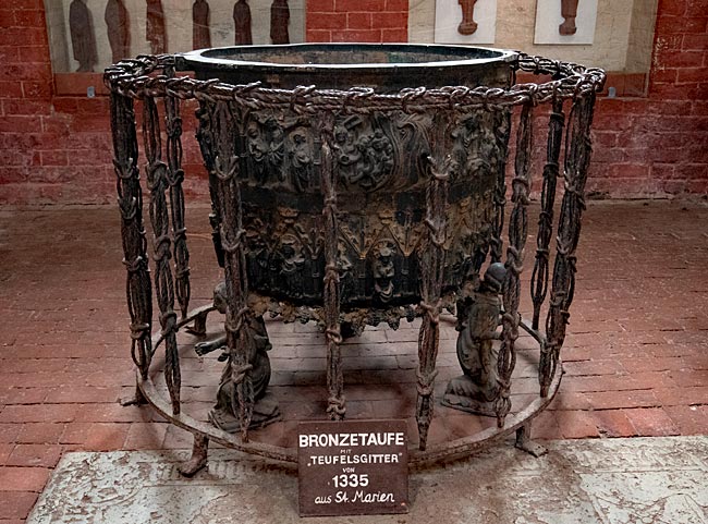 Wismar - Bronze font