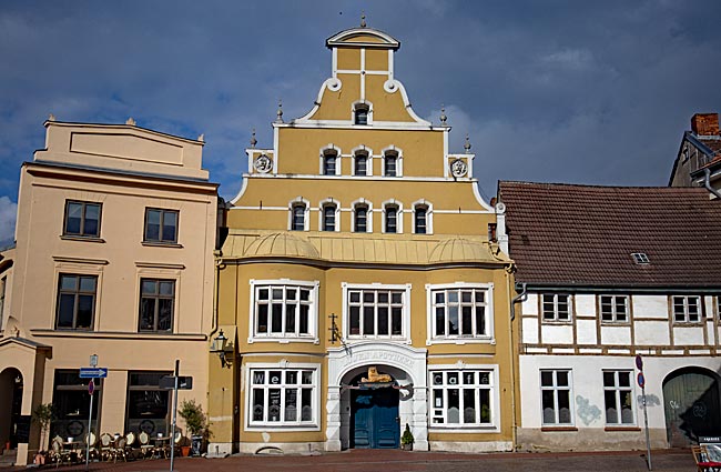 Wismar - Also beautiful: The Löwen Apotheke (pharmacy) at Hopfenmarkt is now used differently