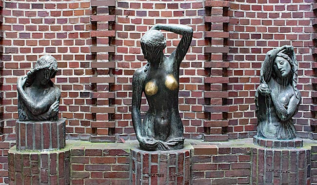 Bremen - Böttcherstraße - Bronze-Plastik Jugend