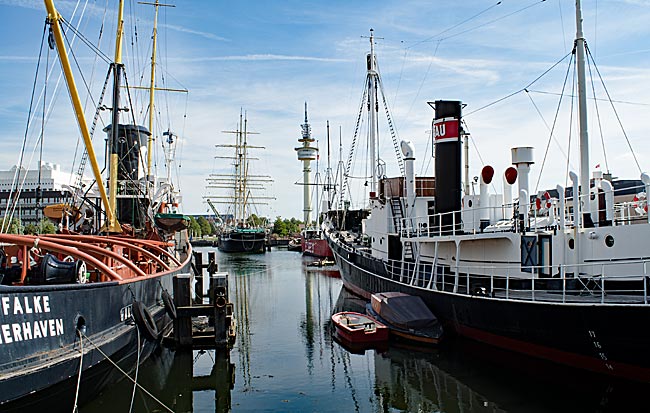 Bremerhaven - Alter Hafen - Museumsschiffe mit der Bark Seute Deern