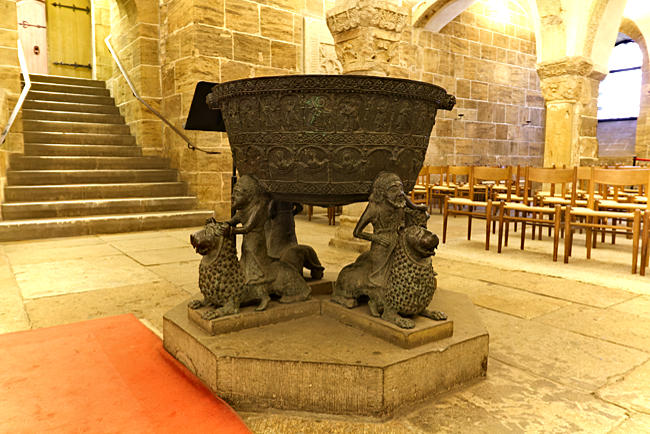 St. Petri Dom - Taufbecken aus Bronze in der Westkrypta