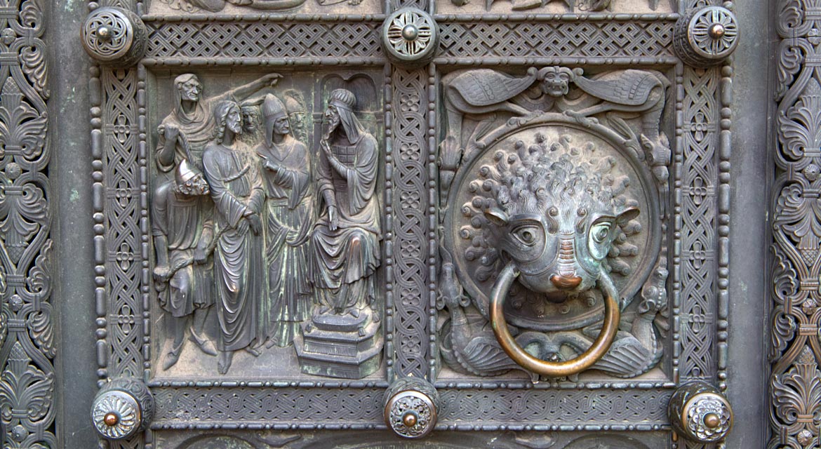 Detail-Szene an der linken Domtür