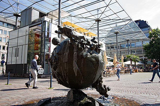 Weltkugelbrunnen auf dem Domshof - Bremen sehenswert