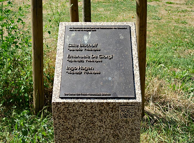 Gedenkstein für die Opfer des Gladbeck-Geiseldramas in Huckelriede - Bremen sehenswert
