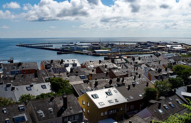 Helgoland - Blick von der Ober- auf die Unterstadt, im Hintergrund der Hafen