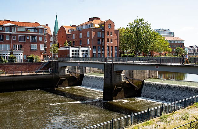 Brücke und Wehr an der Kleinen Weser auf Höhe des Teerhofs - Bremen sehenswert