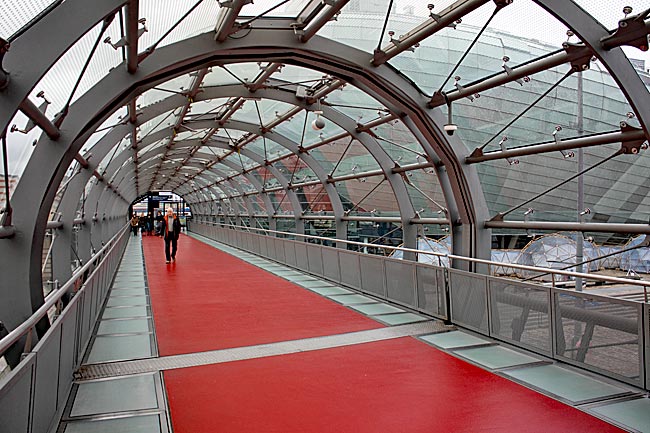 Die Drehbrücke Havenwelten führt vom Columbus-Center auch zum Klimahaus Bremerhaven 8° Ost