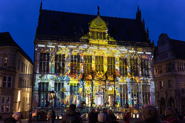 Schütting am Marktplatz als Projektionsfläche für Lichter der City - Bremen sehenswert