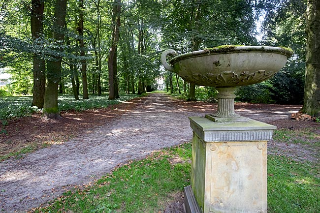 Muhles Park - Vase mit demn Landhaus im Hintergrund - Bremen sehenswert