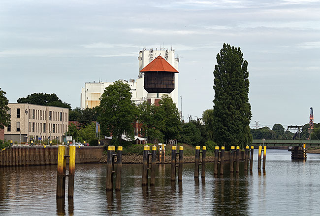 Oldenburg - Bahnwasserturm an der Eisenbahn-Klappbrücke