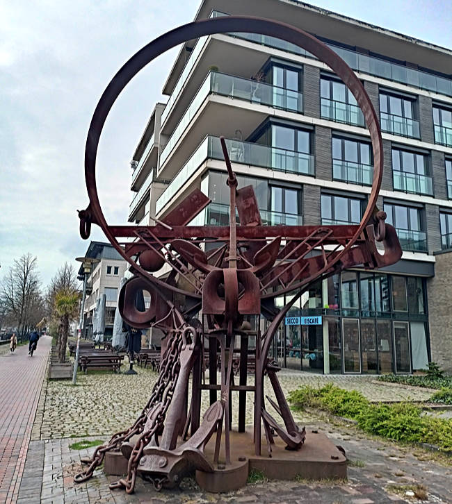Oldenburg - Alter Hafen mit maritimer Kunst auf der Promenade