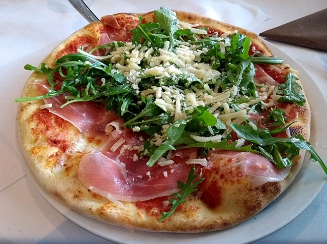Bremen - Pizza im Restaurant Roma