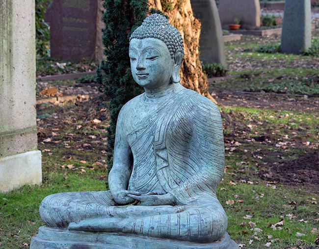 Buddha auf dem Riensberger Friedhof  - Bremen sehenswert