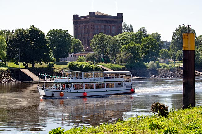 Die 28,5 Meter lange MS „Stadt Verden“ ist auf Weser und Aller unterwegs und gehört zur Flotte Weser Fahrgastschifffahrt in Nienburg und Hameln - Bremen sehenswert