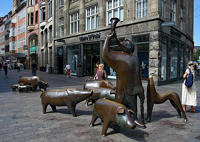 Bronze Schweinehirt mit seinen Schweinen in der Sögestraße - Bremen sehenswert