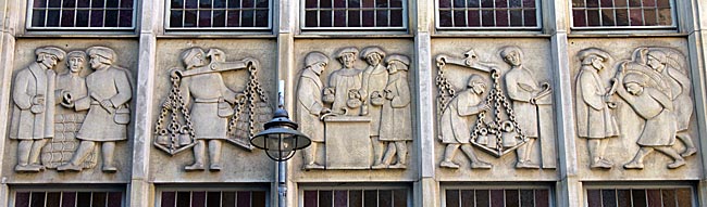Alte Stadtwaage in der Langenstraße - Relief mit der Geschichte des Wiegens an der Gebäuderückseite - Bremen sehenswert