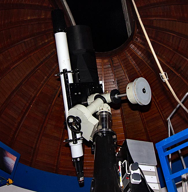 Walter-Stein-Sternwarte auf dem Stadtwerder in der Neustadt - Newton-Teleskop und Refraktor auf einer parallaktischen Montierung unter der Holzkuppel - Bremen sehenswert