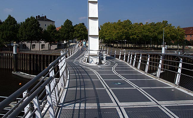 Vegesack - diese Klappbrücke überspannt den Hafen - Bremen sehenswert