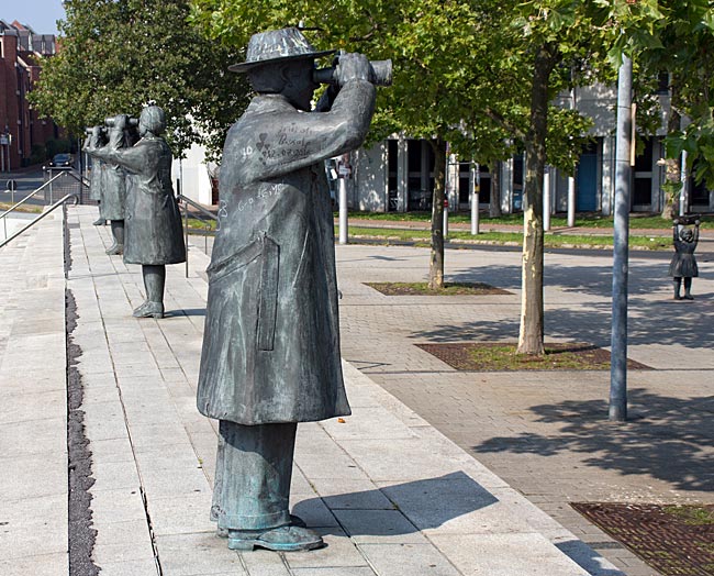 Vegesack - 7-köpfiges bronzenes Skulpturen-Ensemble „Ankunft und Abschied“ am Vegesacker Hafen - Bremen sehenswert