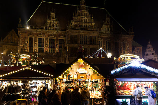 Weihnachtsmarkt auf dem Marktplatz in der Innenstadt - Bremen sehnenswert