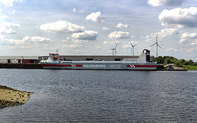 Frachter im Neustädter Hafen - Bremen sehenswert
